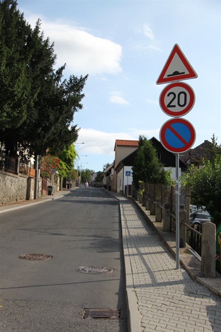 Původní nejednotné značení nejvyšší povolené rychlosti ve Strážovské ulici (foceno 30.8.2016)