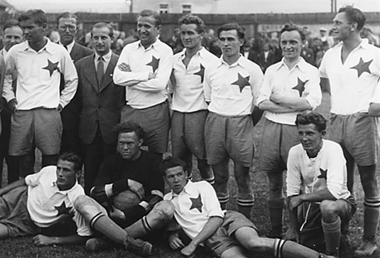 Místní fotbalisté sehráli v roce 1945 zápas s K Slavia, v jejímž dresu nastoupil legendární Josef Bican (zcela vpravo)
