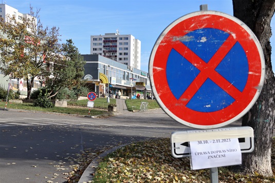 Propojení křižovatky s parkovištěm před Albertem. Do 2. listopadu 2023 platí na náměstí Osvoboditelů zákazy zastavení, 30.10.2023