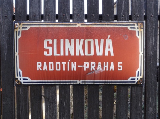 Uliční cedule Slinkové ulice v Praze-Radotíně.
