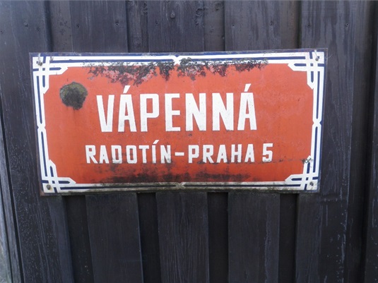 Uliční cedule Vápenné ulice v Praze-Radotíně.