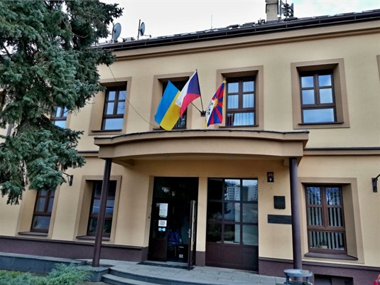 Tibetská vlajka na budově radotínské radnice, v ul. Václava Balého 23/3 v Praze-Radotíně, 10.3.2023