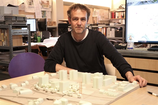 Architekt Michal Fišer s modelem Centra Radotín. 
Foto: Petr Buček 