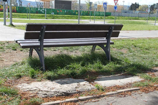 Kameny jsou umístěny u dopravního hřiště Základní školy Praha - Radotín, nedaleko Biotopu; 28.4.2016