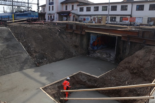Postup stavebních prací na novém podchodě radotínského nádraží