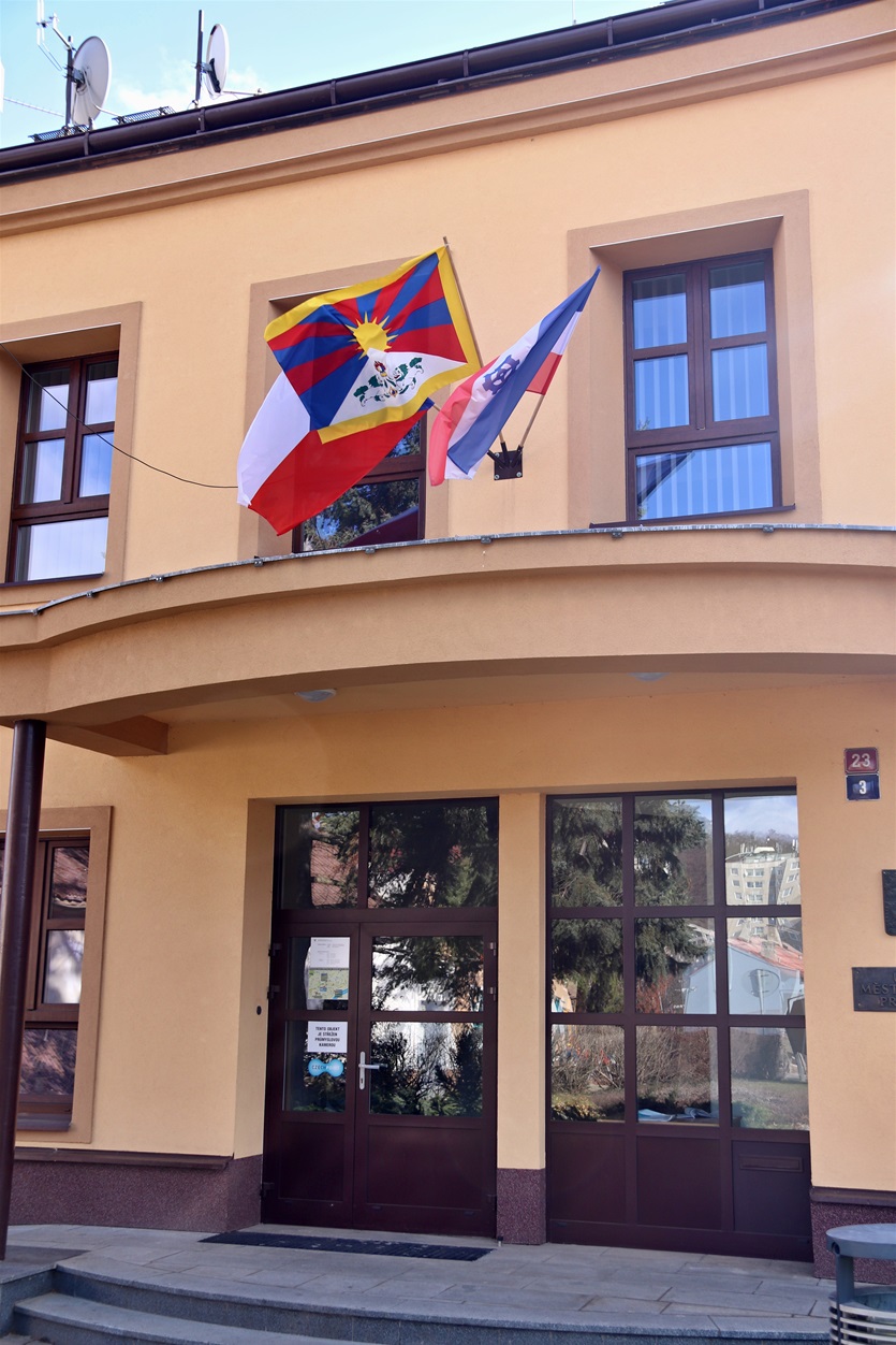 Tibetská vlajka na radotínské radnici, 8.3.2019