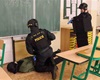 Nácvik „Aktivní střelec“ Pohotovostní motorizované jednotky KŘP hl. m. Prahy v základní škole v Radotíně, 24.11.2021