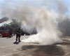 Den s IZS - dobrovolní hasiči předvádějí použití hasicích přístrojů