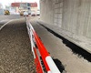 Modernizace trati. Pokládka litého asfaltu na komunikaci pod mostem, instalace zábradlí i veřejného osvětlení. 7.12.2020