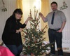 J. Šišková a J. Bárta zdobí vánoční stromek. (Foto Ing. P. Binhack)