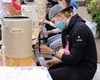 Dobrovolníci plní dezinfekce pro Distribuční centrum, 4.5.2020
